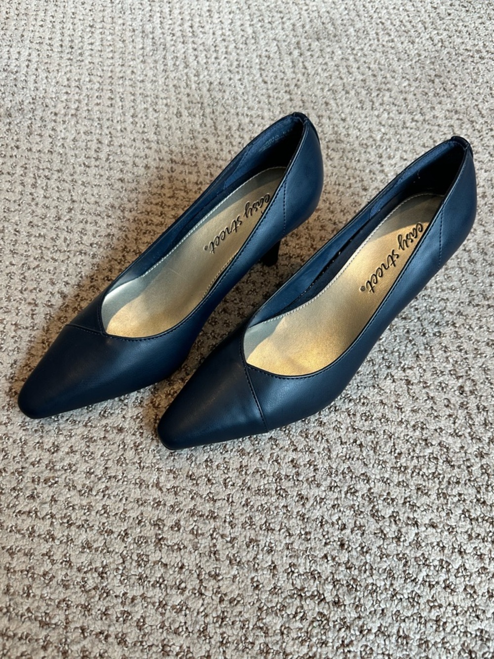 Brand New! Easy Spirit Navy 2 inch heels. Size 5 - Picture 2 of 8